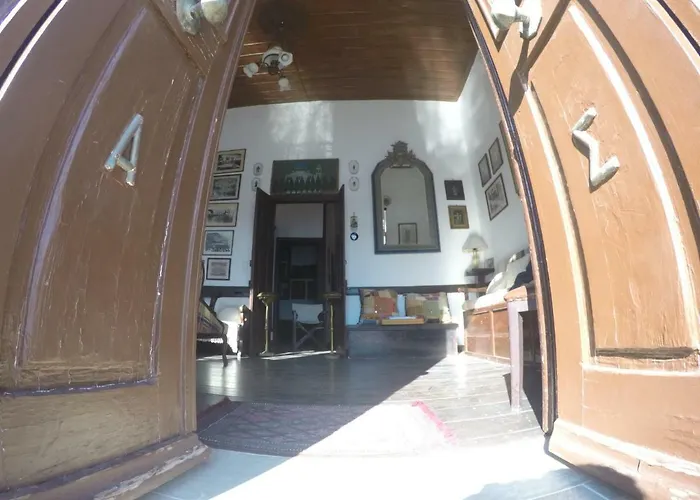 The Scarlet House * Megisti