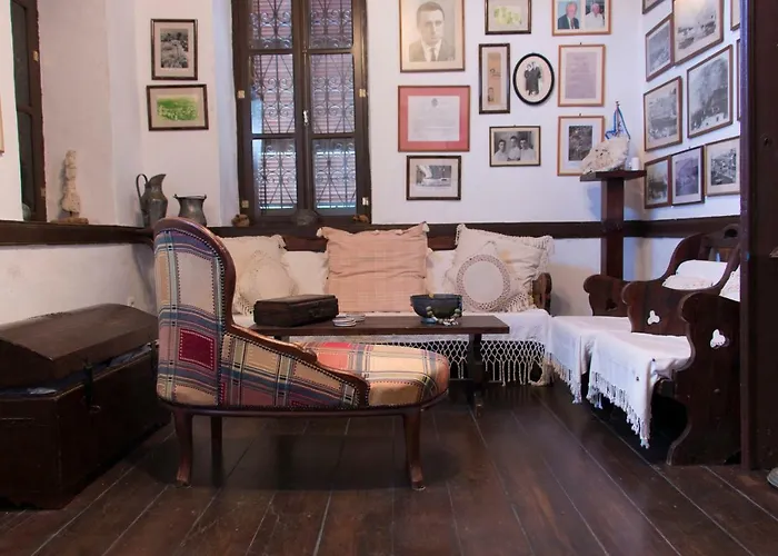 بيت للعطل The Scarlet House