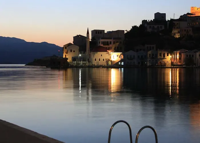 بيت للعطل The Scarlet House