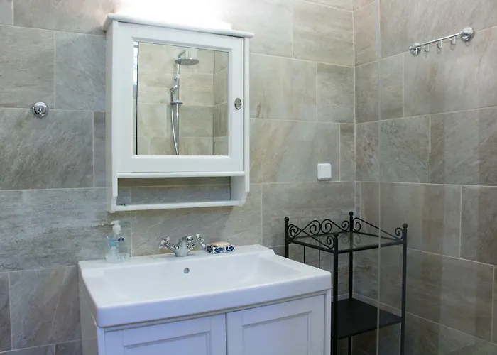 بيت للعطل The Scarlet House