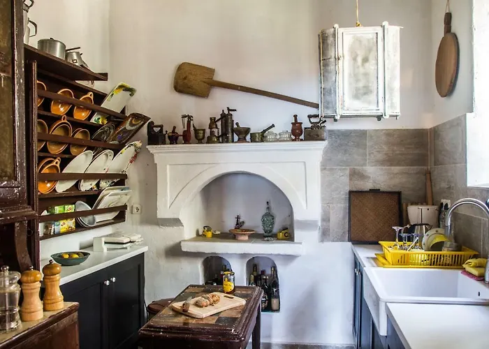 بيت للعطل The Scarlet House