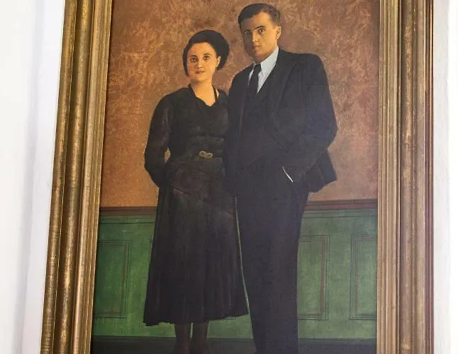 بيت للعطل The Scarlet House