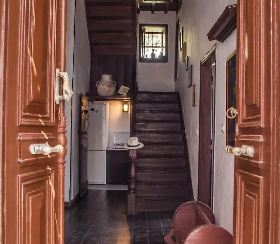 بيت للعطل The Scarlet House *